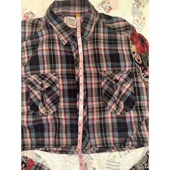 NWOT FURST OF A KIND VINTAGE PLAID CROP SHIRT FLORAL SLEEVES OSFA PATCHWORK - Picture 5 of 6